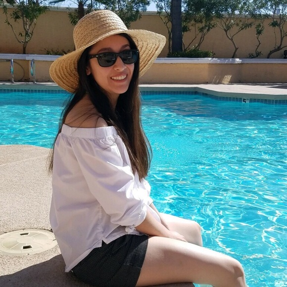 Meet your Posher, Dani! - Picture 2 of 4